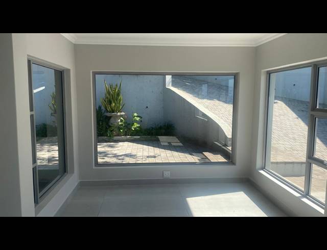 4 BEDROOM HOUSE FOR SALE IN COMPENSATION BEACH